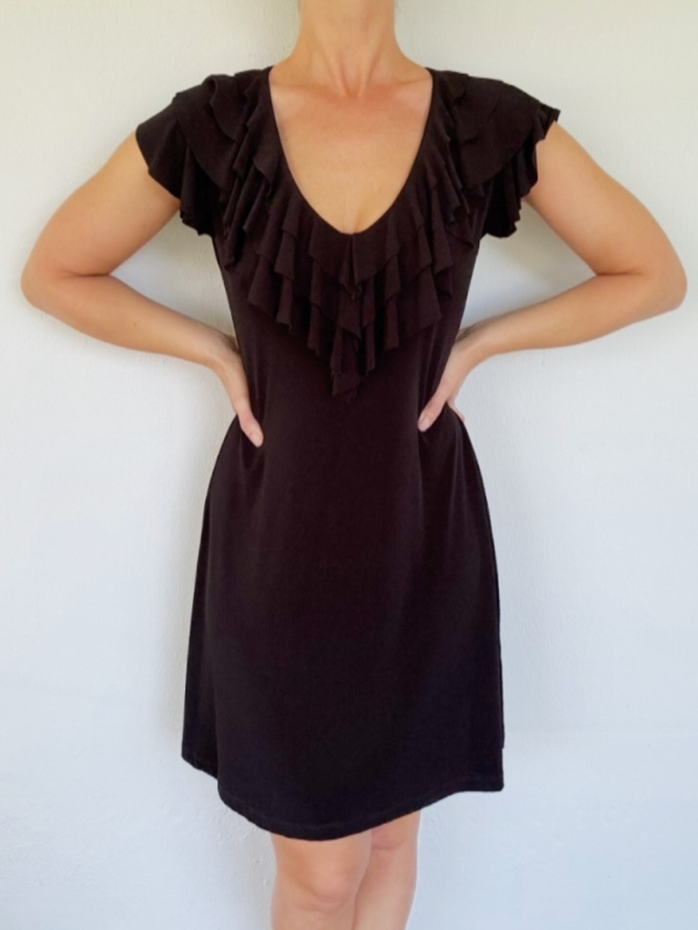 Enfocus Studio black v-neck ruffle trim short sleeve stretch mini dress size 6